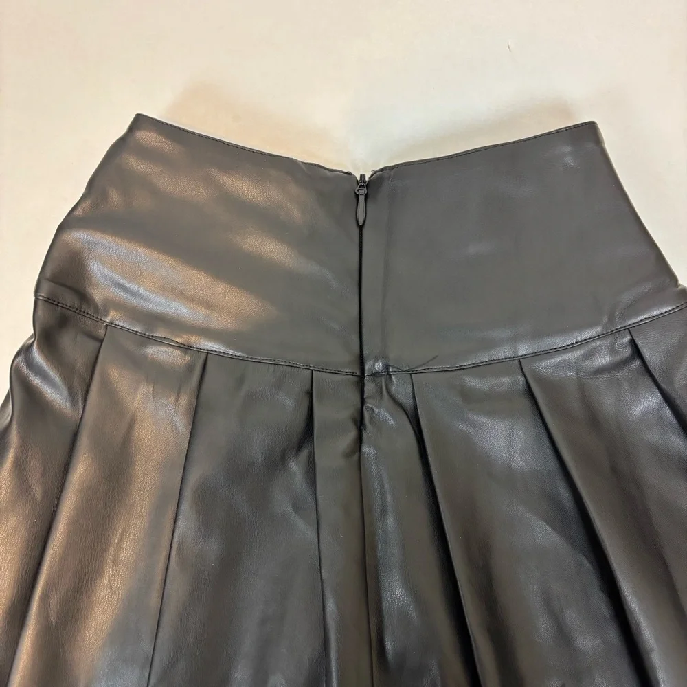 WEWOREWHAT Faux Leather Tennis Skirt in Black Size S